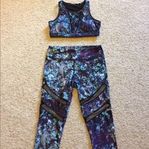Fabletics medium mesh carpri and sports bra set.